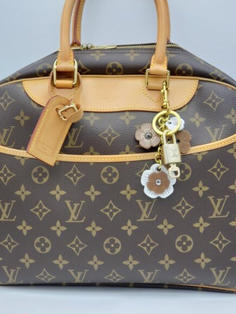 Louis Vuitton Gold Padlock Key 🔒 Authentic LV Charm + Unbranded Flower Keychain - Picture 4 of 9